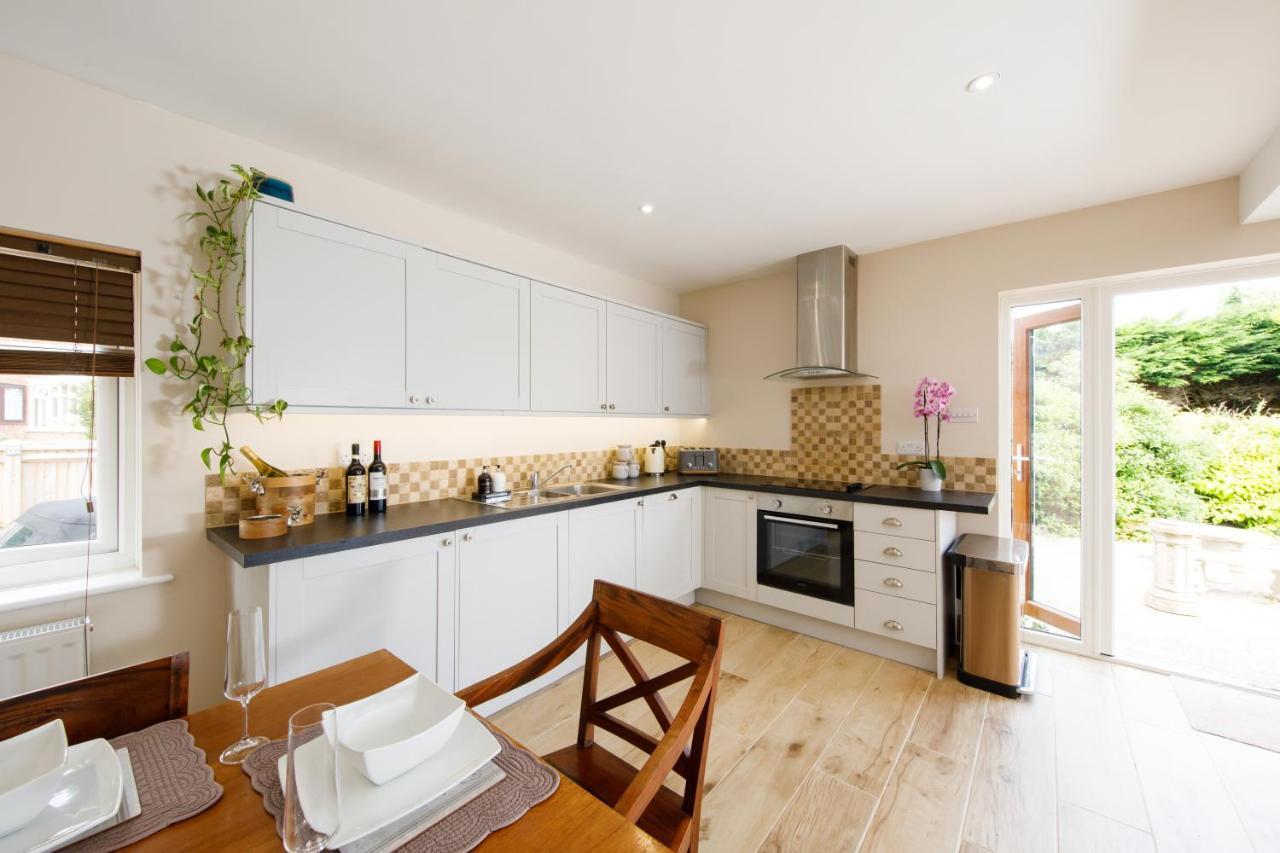 'Orchard Croft Lodge - Chichester', Book-Direct, New Home 1,367 Sq' Ft' , Can Sleep 8 On Request , Split & Link 'Super King' Size Beds, Free Wi-Fi, Sky Tv & Sky Sports, 9 - Minutes From West Wittering Beach, Very Quiet Location, Dog Friendly Екстер'єр фото