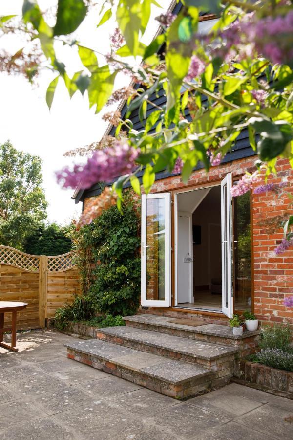 'Orchard Croft Lodge - Chichester', Book-Direct, New Home 1,367 Sq' Ft' , Can Sleep 8 On Request , Split & Link 'Super King' Size Beds, Free Wi-Fi, Sky Tv & Sky Sports, 9 - Minutes From West Wittering Beach, Very Quiet Location, Dog Friendly Екстер'єр фото
