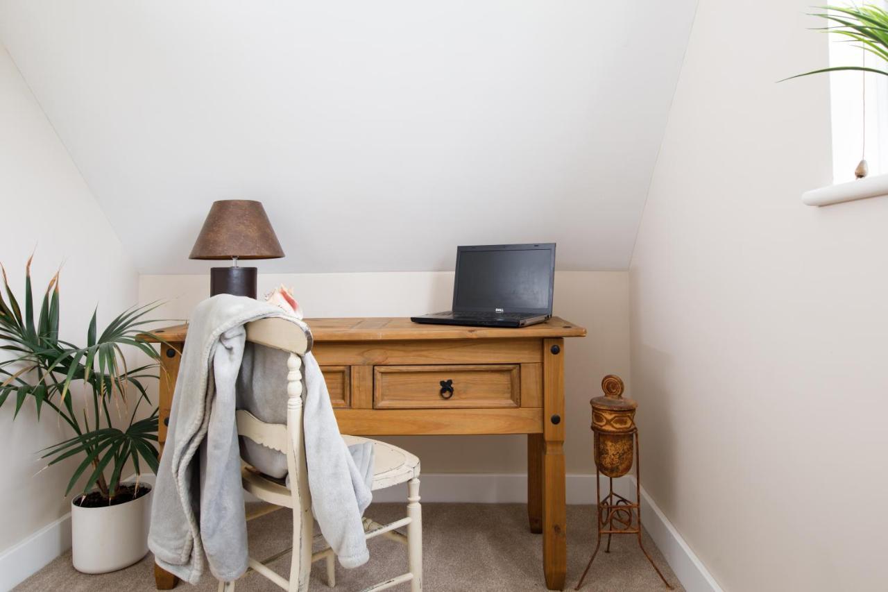 'Orchard Croft Lodge - Chichester', Book-Direct, New Home 1,367 Sq' Ft' , Can Sleep 8 On Request , Split & Link 'Super King' Size Beds, Free Wi-Fi, Sky Tv & Sky Sports, 9 - Minutes From West Wittering Beach, Very Quiet Location, Dog Friendly Екстер'єр фото